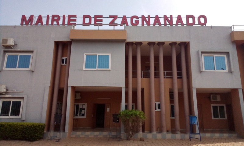 Façade d’un bâtiment administratif avec l’inscription « MAIRIE DE ZAGNANADO » en lettres rouges sur le toit