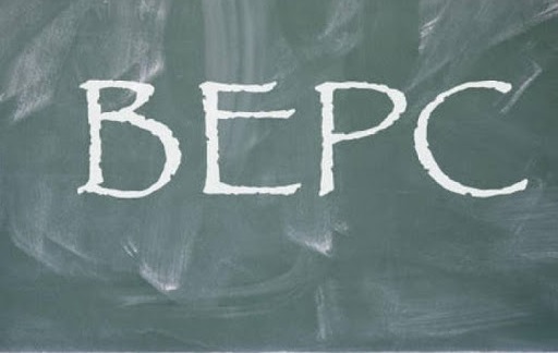 Tableau noir avec les lettres BEPC écrites à la craie blanche
