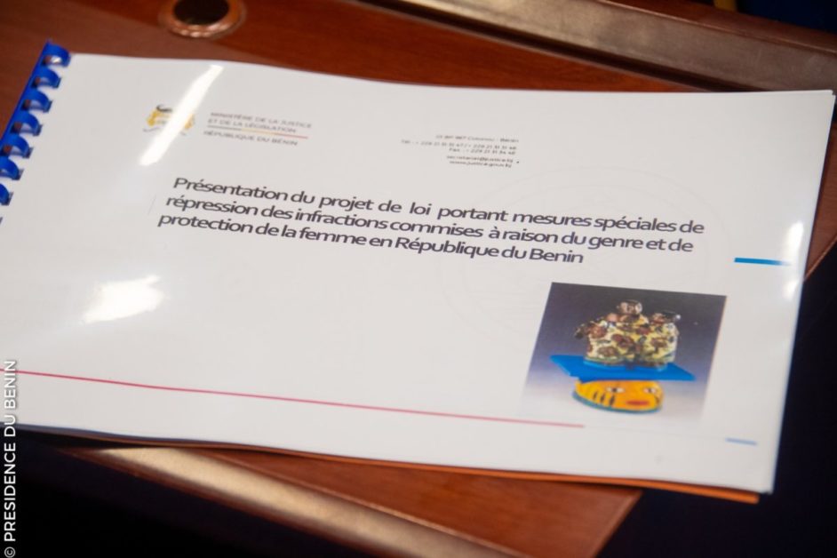 Document à spirale présentant un projet de loi sur les infractions liées au genre et la protection de la femme en République du Bénin posé sur un bureau