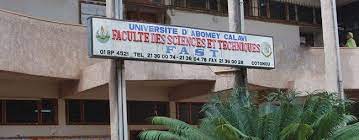 Façade d’un bâtiment universitaire avec une enseigne indiquant une faculté des sciences techniques et des plantes au premier plan