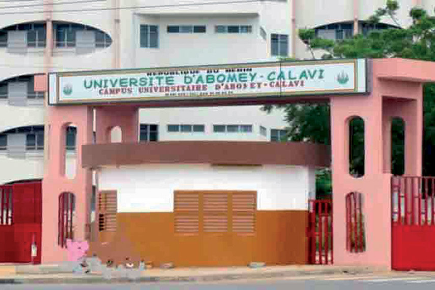 Entrée principale d un campus universitaire avec un panneau indiquant le nom de l université