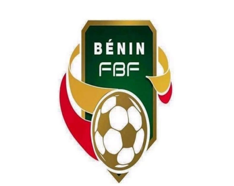 Logo en forme de blason avec un ballon de football et les mentions "BÉNIN" et "FBF" sur un fond vert et or