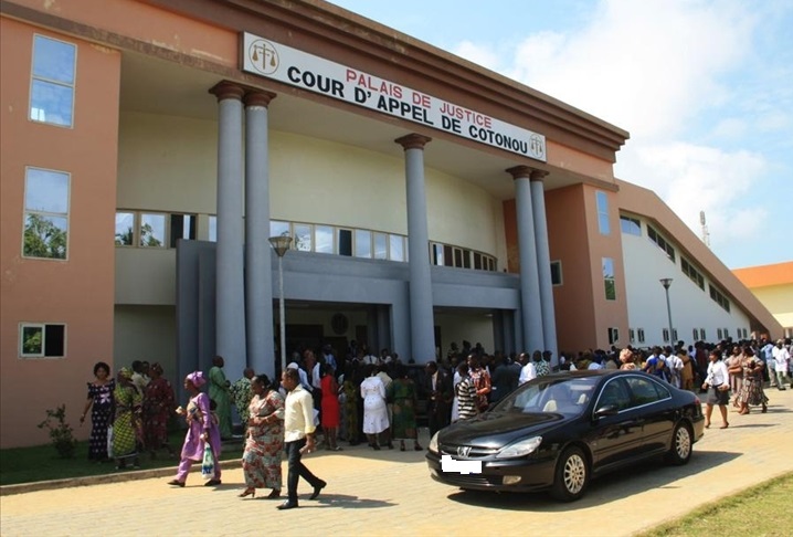 Nombreuses personnes rassemblées devant un bâtiment portant l’inscription Palais de Justice Cour d’Appel de Cotonou