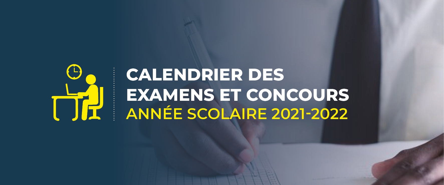 Une main écrivant sur un document à côté d’une illustration jaune d’une personne assise devant un bureau avec une horloge et un texte sur fond bleu.