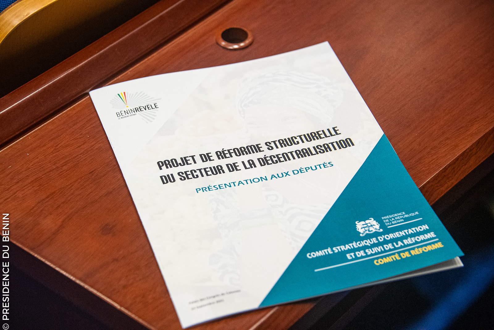 Document officiel du projet de réforme structurelle du secteur de la décentralisation posé sur un bureau en bois