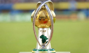 Trophée de football sur un socle avec une carte de l’Afrique en arrière-plan floutée