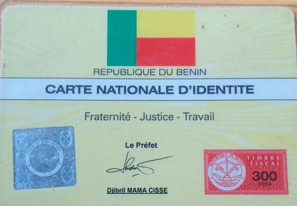 Carte nationale d’identité beige avec drapeau tricolore et mentions imprimées en noir et rouge