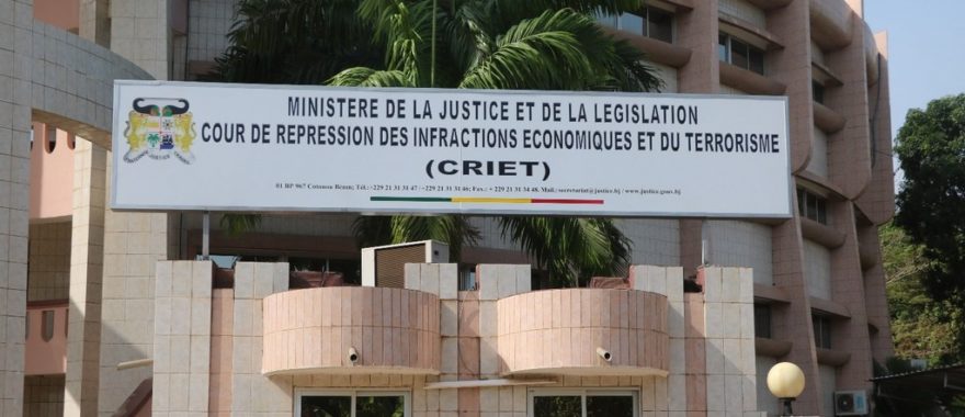 Façade d’un bâtiment officiel avec une grande enseigne du ministère de la justice et de la législation sur la répression économique et terroriste