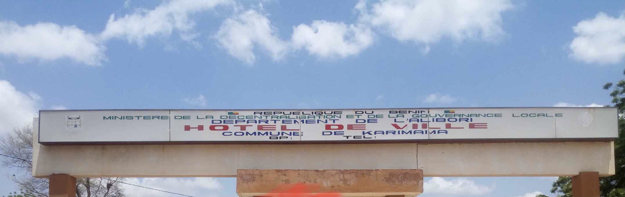 Portail d entrée avec inscription de l hôtel de police sous un ciel bleu partiellement nuageux
