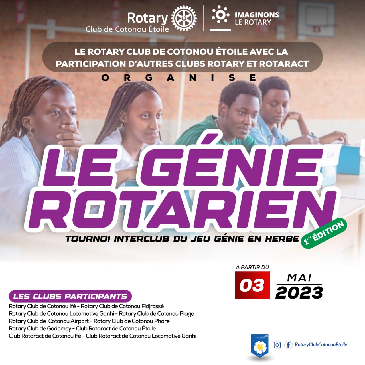 Quatre jeunes assis à une table concentrés sur un jeu ou une activité devant eux dans une salle lumineuse