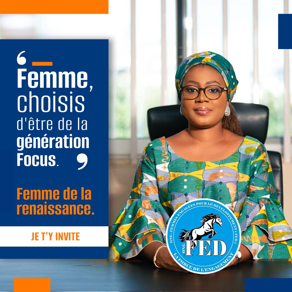 Femme habillée en pagne coloré assise derrière un bureau avec un texte d’encouragement à la génération Focus sur fond bleu et orange