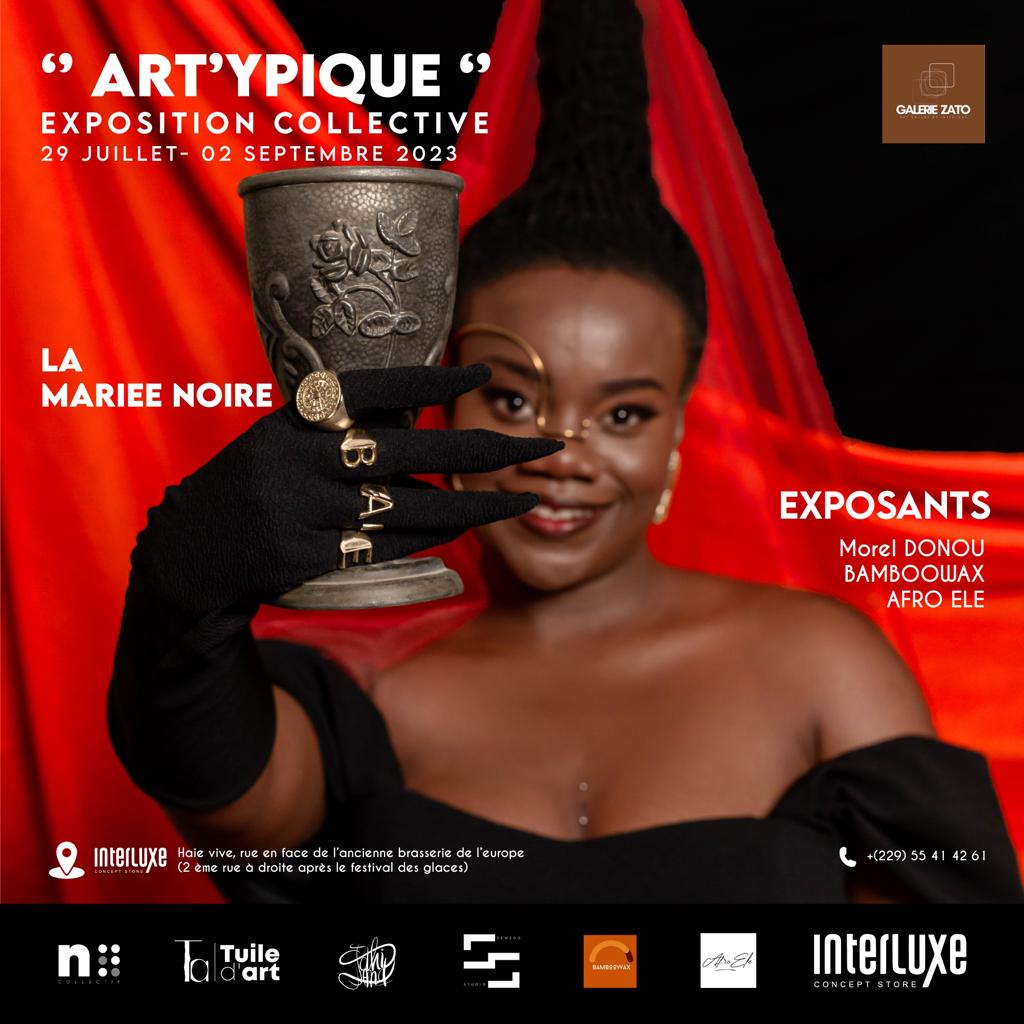 Jeune femme souriante en robe noire et gants longs tenant un vase orné et coiffée d une voile rouge intense