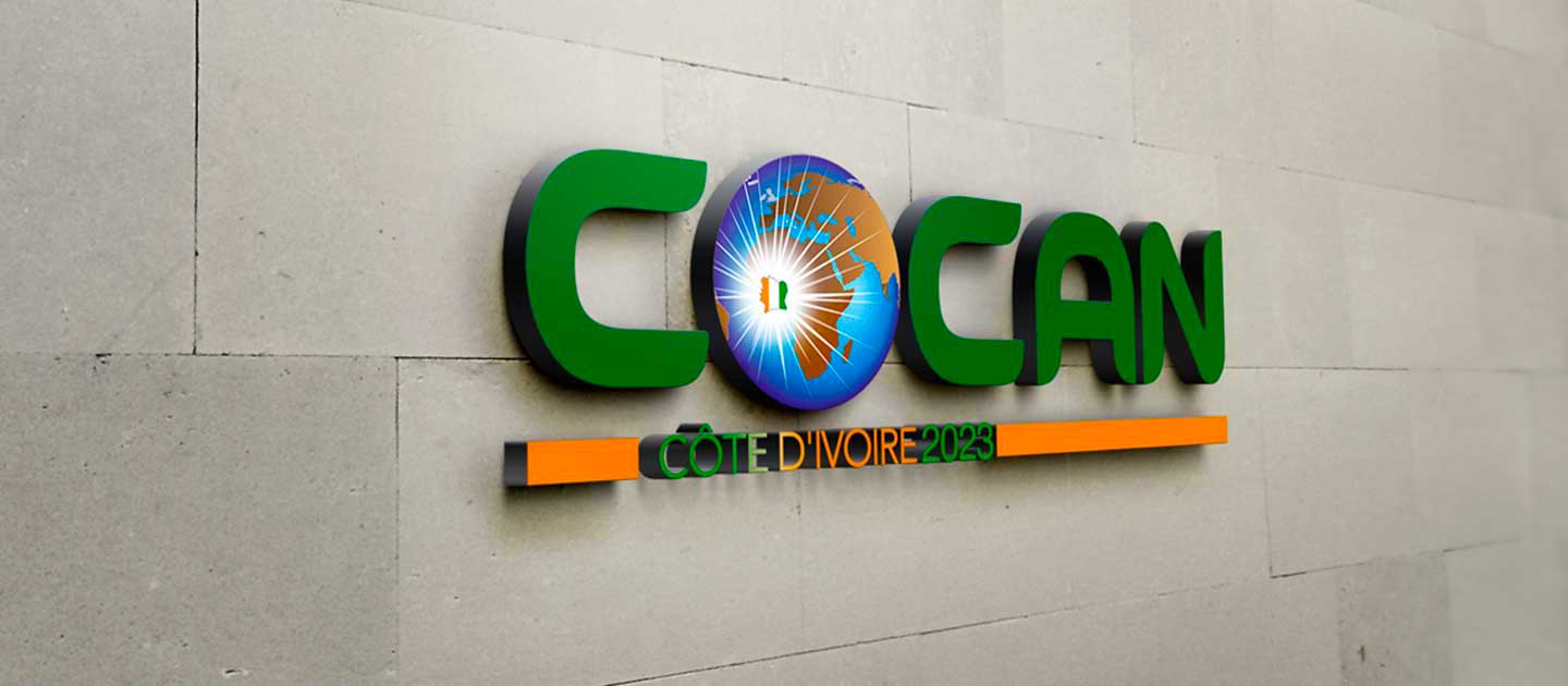 Logo vert et bleu avec un globe terrestre et le texte Côte d'Ivoire 2023 sur un mur beige clair