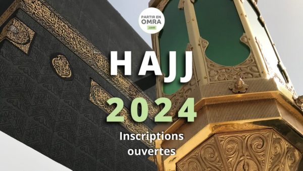Partie de la Kaaba avec ses décorations dorées et vertes et texte annonçant inscriptions ouvertes pour Hajj 2024