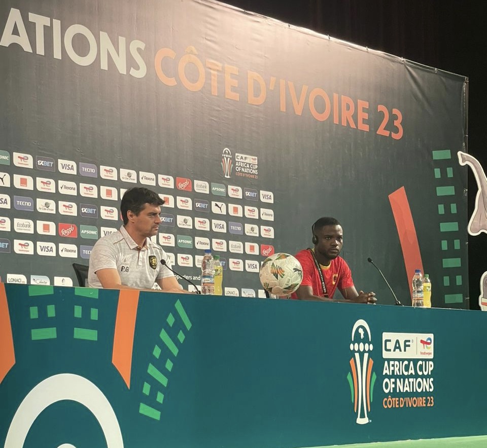 Deux hommes assis derrière une table de conférence lors de la Coupe d’Afrique des Nations Côte d’Ivoire 23