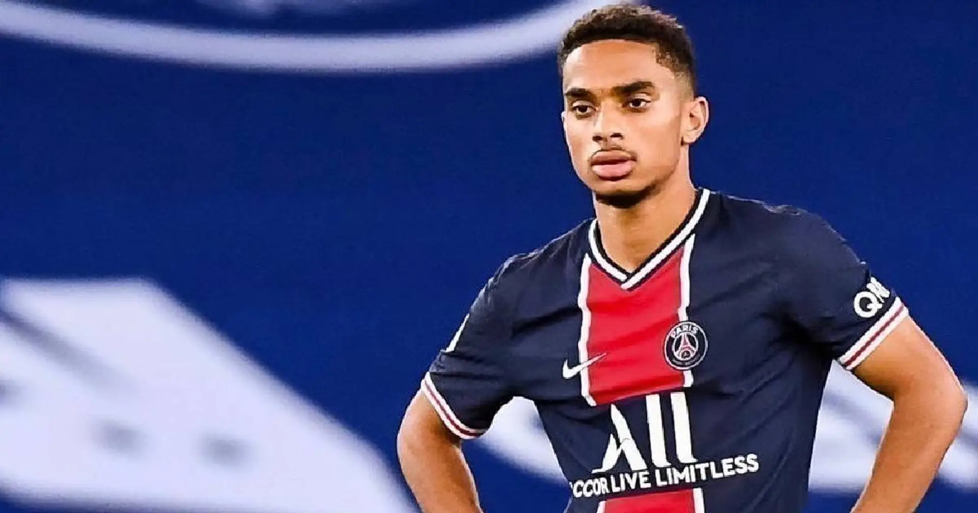 Joueur de football en tenue bleue rouge et blanche regarde devant lui pendant un match