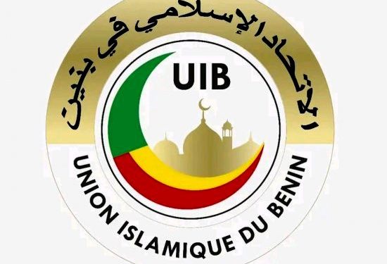 Logo circulaire avec une mosquée stylisée, trois bandes aux couleurs vert, jaune, rouge et textes en arabe et français autour