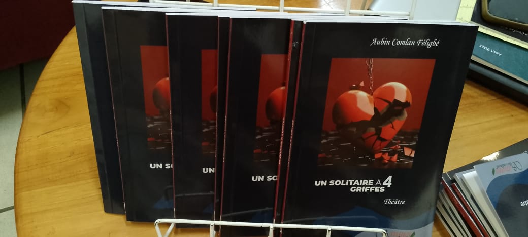 Plusieurs exemplaires d un livre noir avec une couverture illustrée en rouge et noir affichant un casque et le titre Un solitaire à 4 griffes