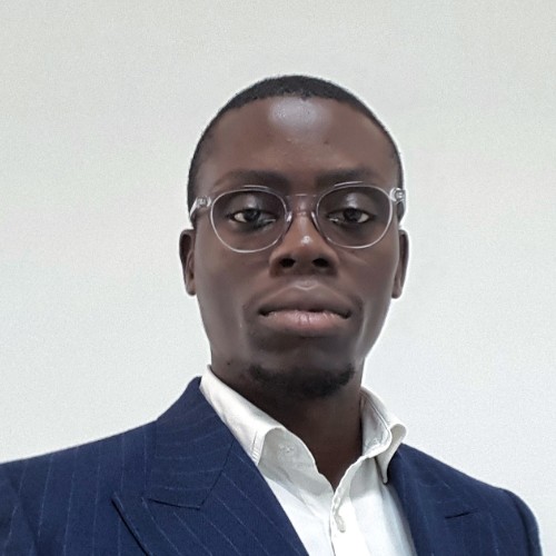 Portrait d un homme portant des lunettes et un costume bleu sur fond blanc
