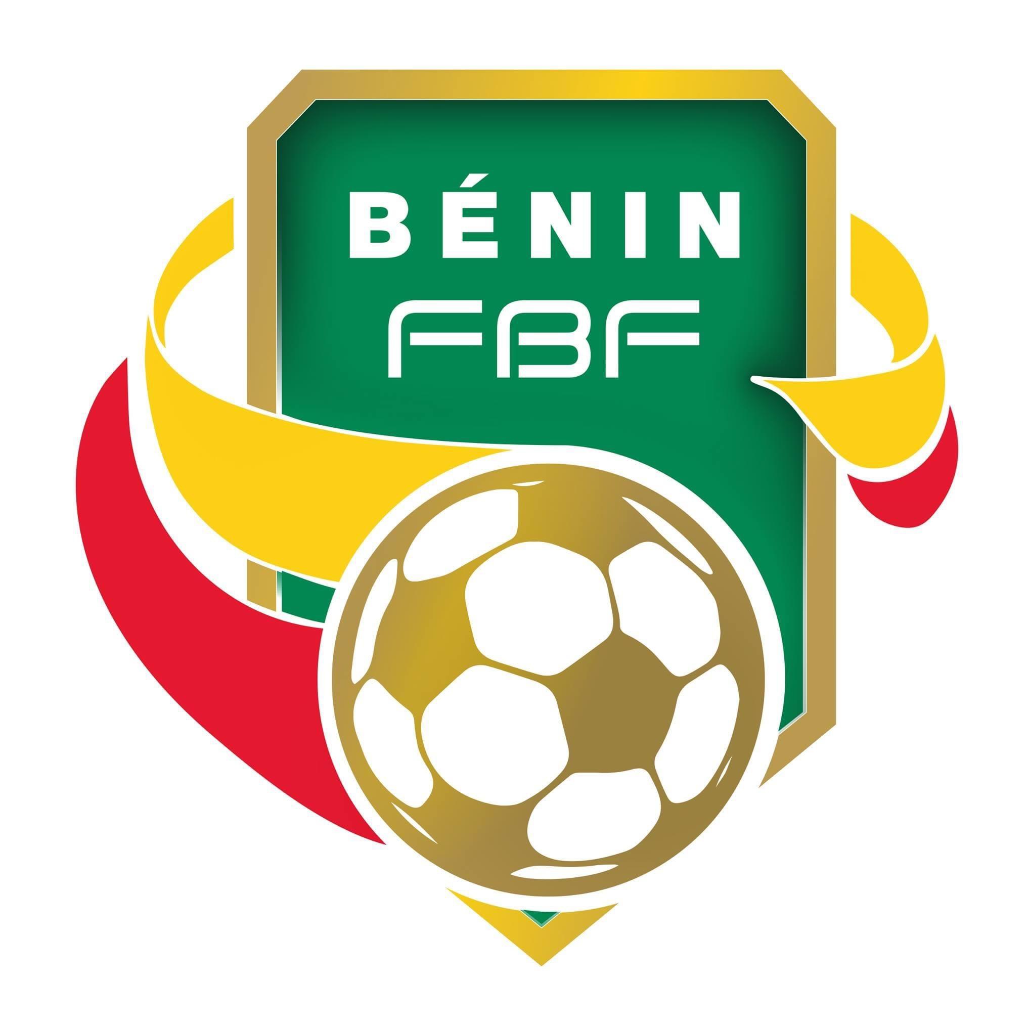 Logo vert or avec un ballon de football stylisé et des rubans jaunes et rouges autour