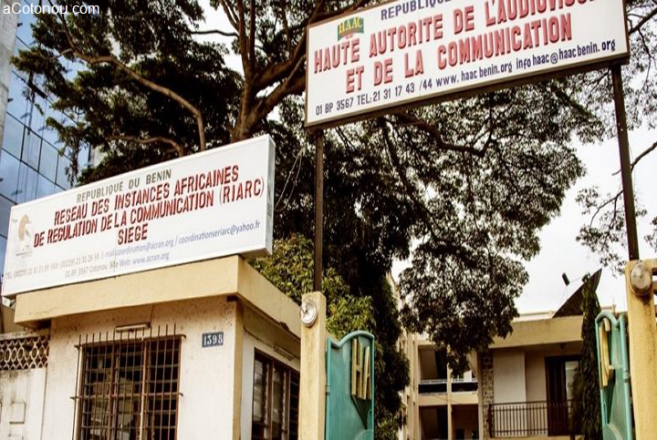 Entrée de bâtiment avec panneaux indiquant la haute autorité de l’audiovisuel et de la communication et un autre réseau africain de régulation