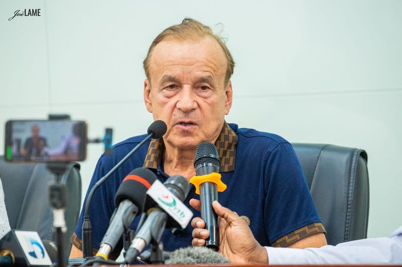Un homme âgé parle devant plusieurs microphones lors d une conférence de presse