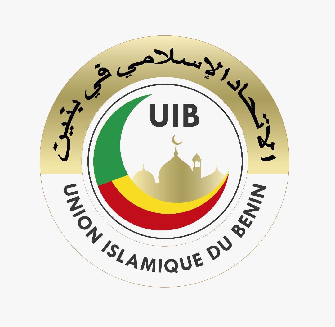 Logo circulaire avec une silhouette de mosquée, des couleurs vert, rouge et jaune, et les mots Union Islamique du Bénin en français et en arabe