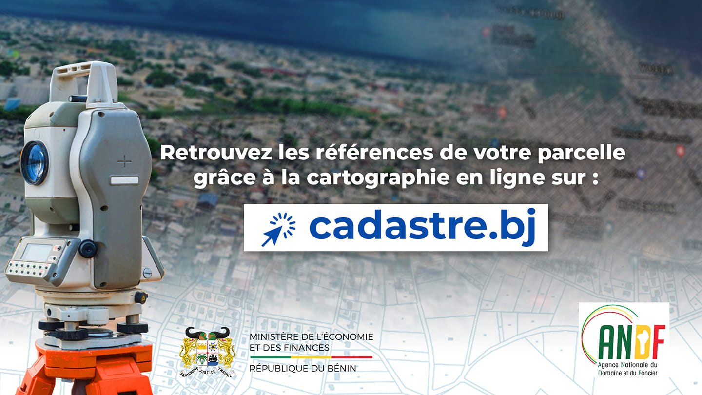 Un théodolite installé sur un trépied orange avec un fond d'image aérienne floue et un texte promotionnel pour un site de cartographie en ligne