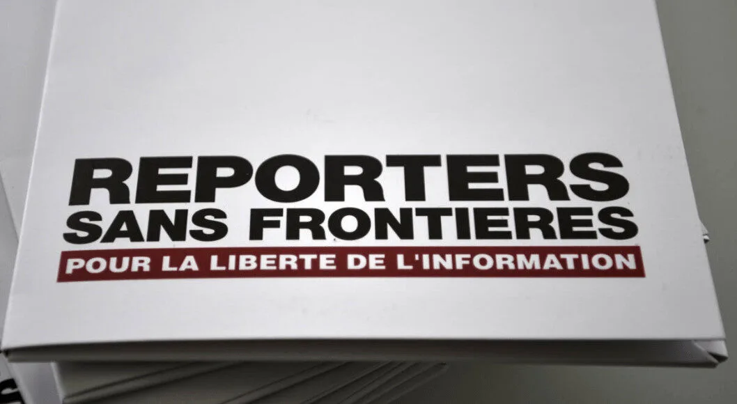 Texte imprimé en noir et rouge sur fond blanc avec les mots reporters sans frontières et pour la liberté de l'information