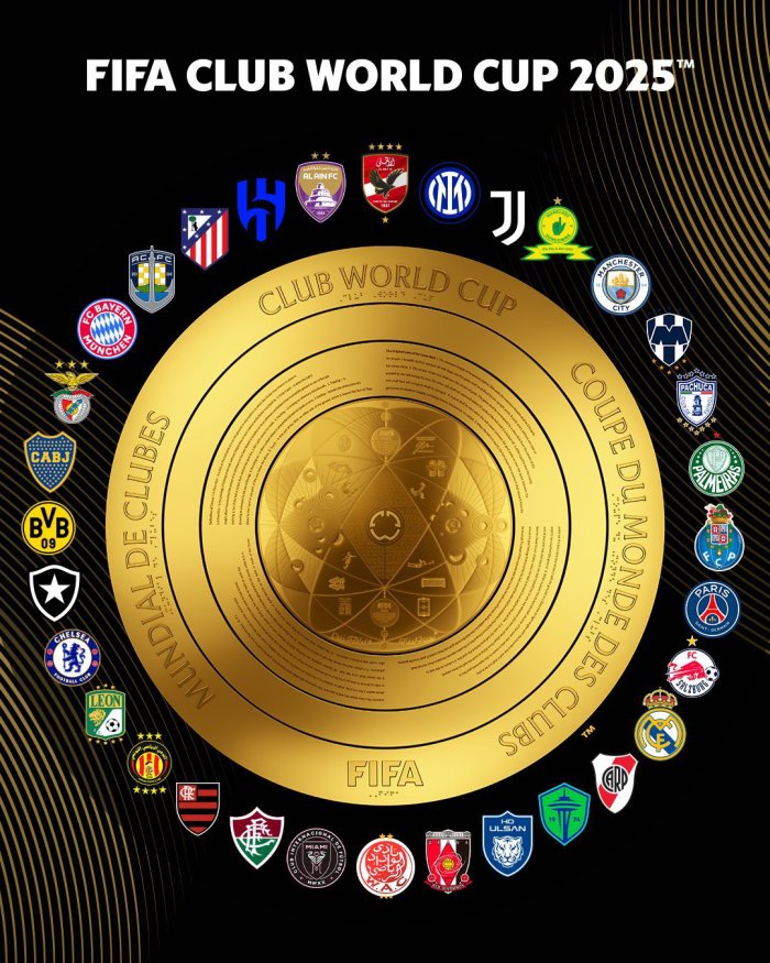 Un disque doré entouré de nombreux logos de clubs de football sur fond noir avec inscriptions FIFA CLUB WORLD CUP 2025