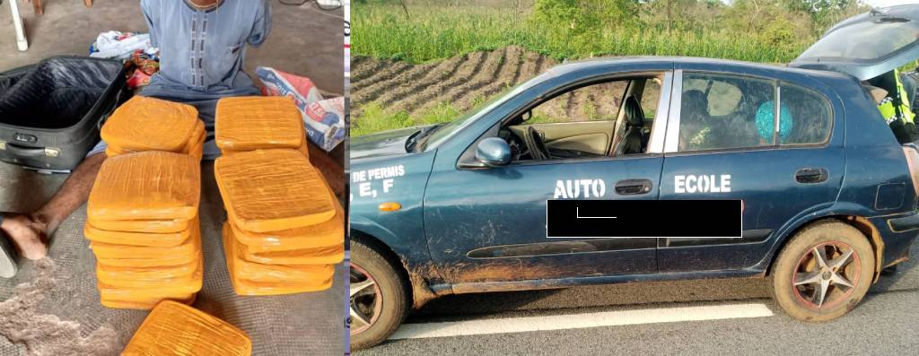 Plusieurs plaquettes rectangulaires emballées en plastique posées au sol à côté d'une personne assise et une petite voiture bleue marquée auto-école avec coffre