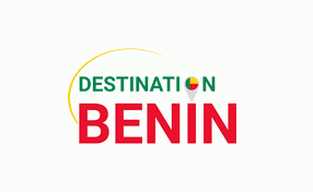 Logo avec le texte DESTINATION BENIN en vert et rouge avec un cercle jaune partiel