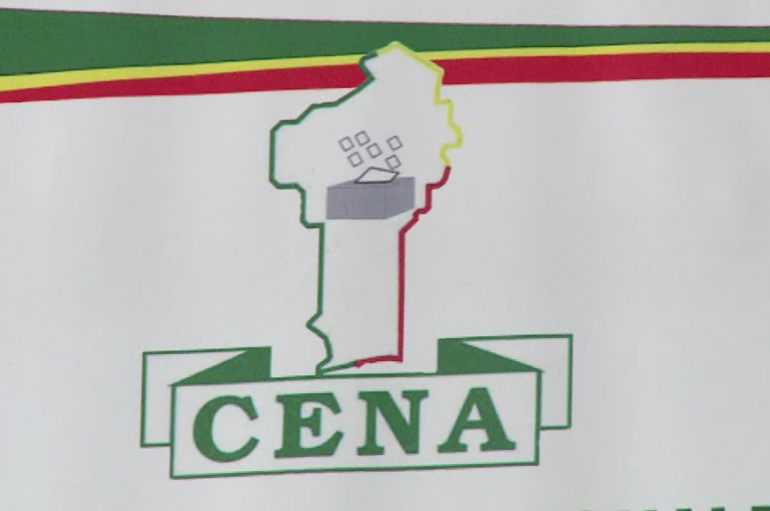 Logo stylisé d'une carte avec une urne et inscriptions CENA sur fond blanc et bords colorés.