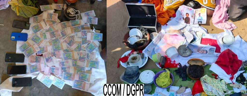 Billets de banque étalés au sol à côté de divers objets et tissus colorés posés sur un autre tissu blanc