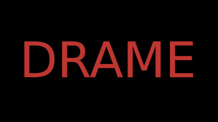 DRAME inscrit en lettres rouges sur fond noir