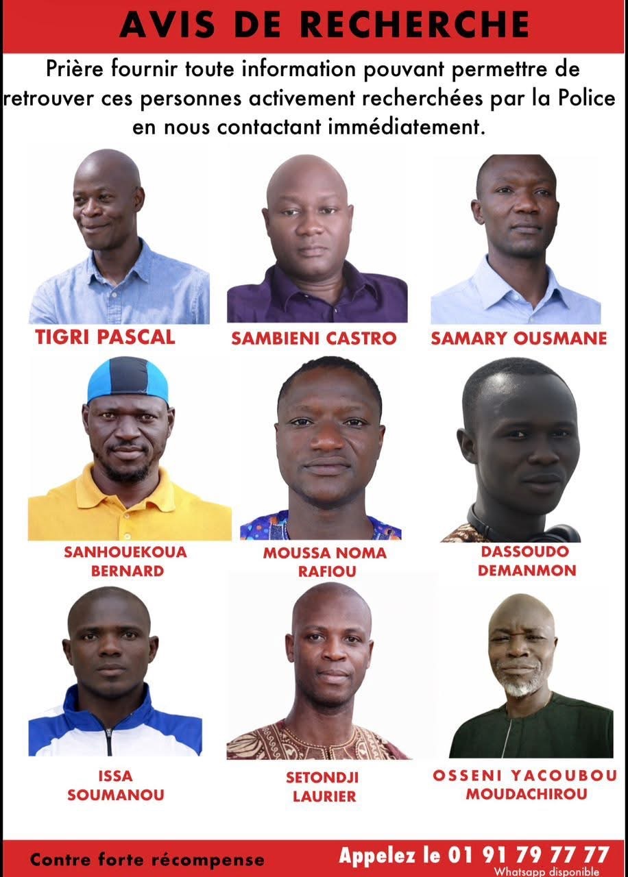 Neuf portraits d'hommes présentés en grille avec noms en dessous et un appel à fournir des informations à la police en haut.