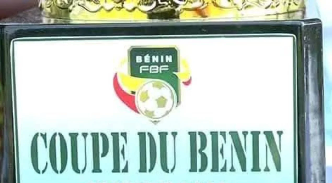 trophée de football avec inscription Coupe du Benin et logo FBF sur un socle noir
