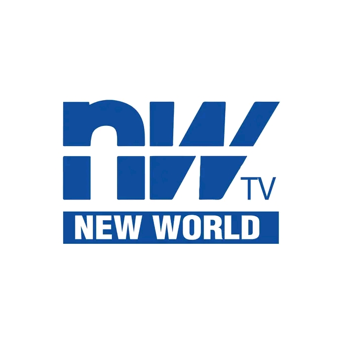 Logo bleu de la chaîne de télévision New World TV sur fond blanc
