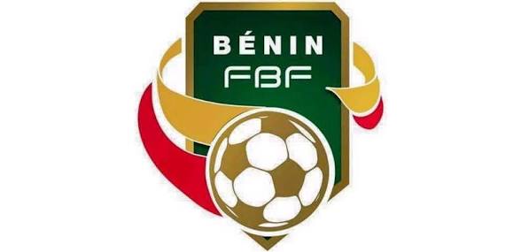 Logo vert et or de la fédération béninoise de football avec un ballon stylisé au centre