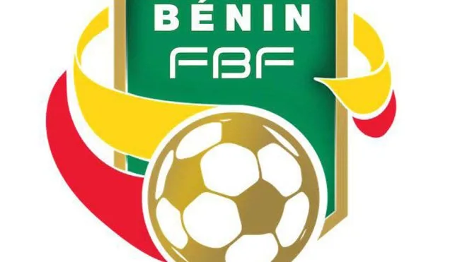 logo vert et or avec un ballon de football entouré de rubans rouges et jaunes