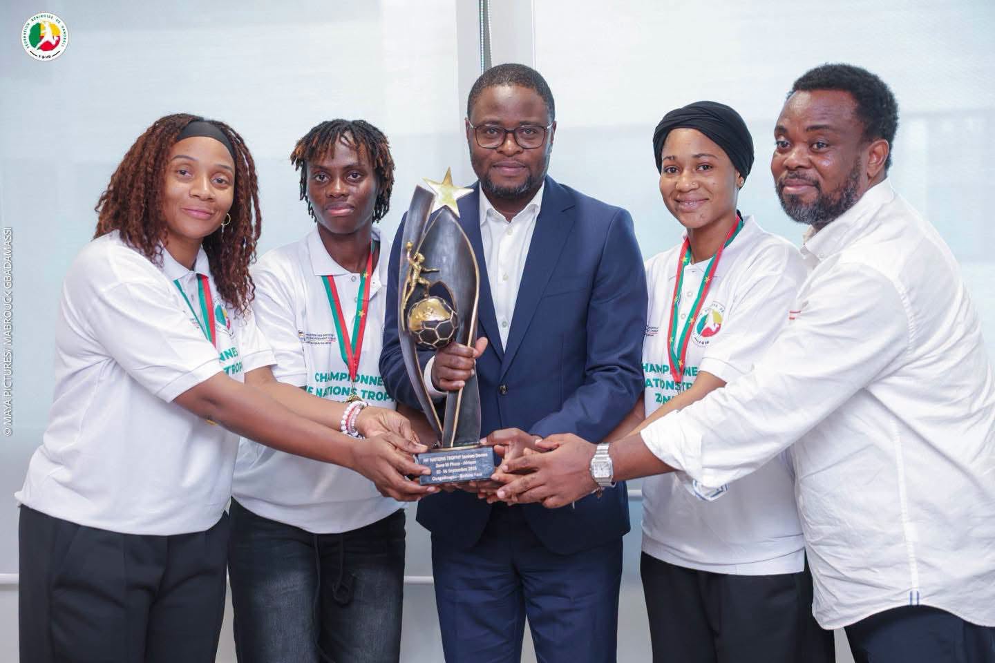 Le ministre des sports en compagnies des Amazones du Handball