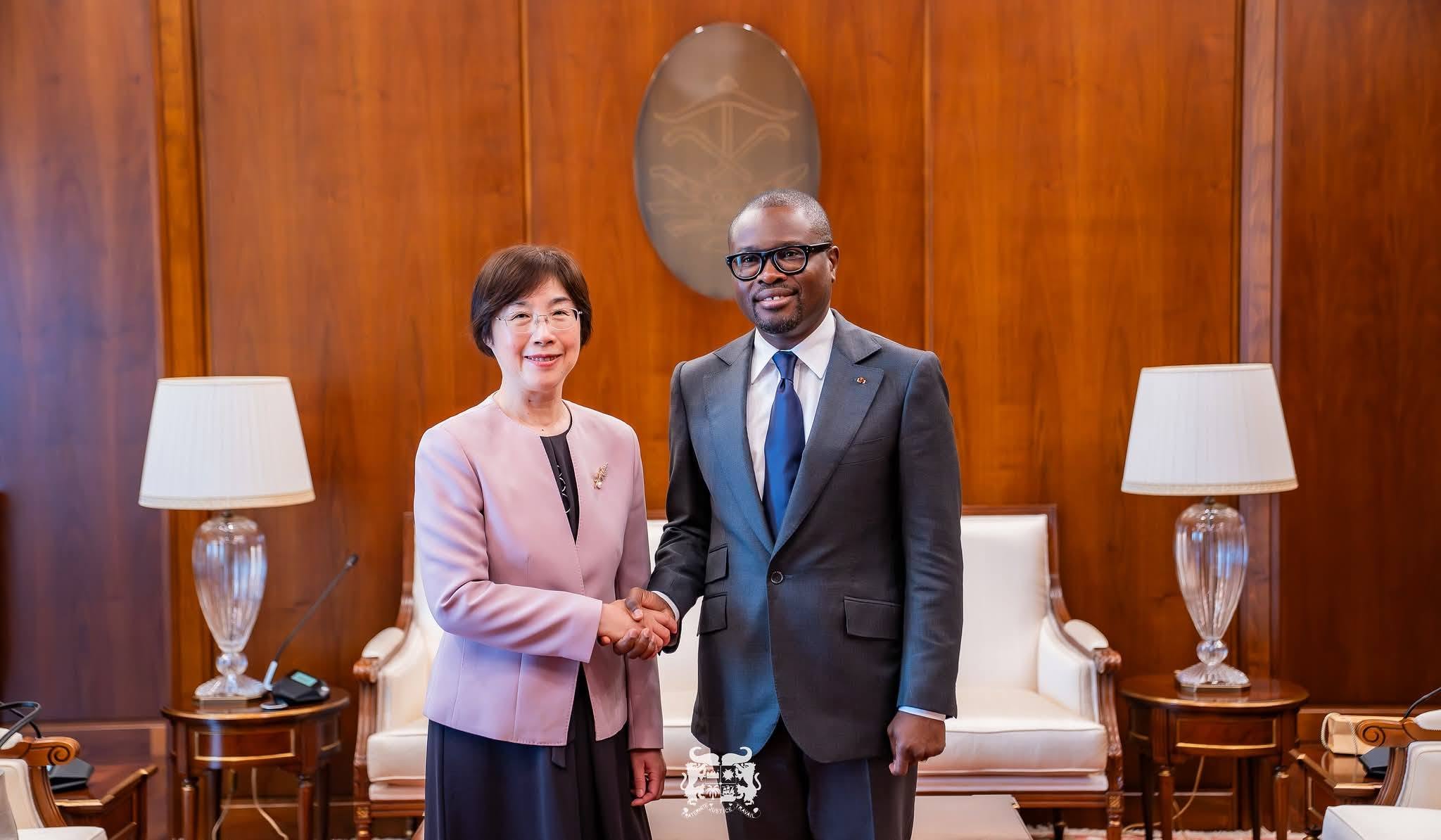 Le président Romuald Wadagni en compagnie de la nouvelle ambassadrice extraordinaire et plénipotentiaire du Canada près le Bénin, Evelyne Dabiré