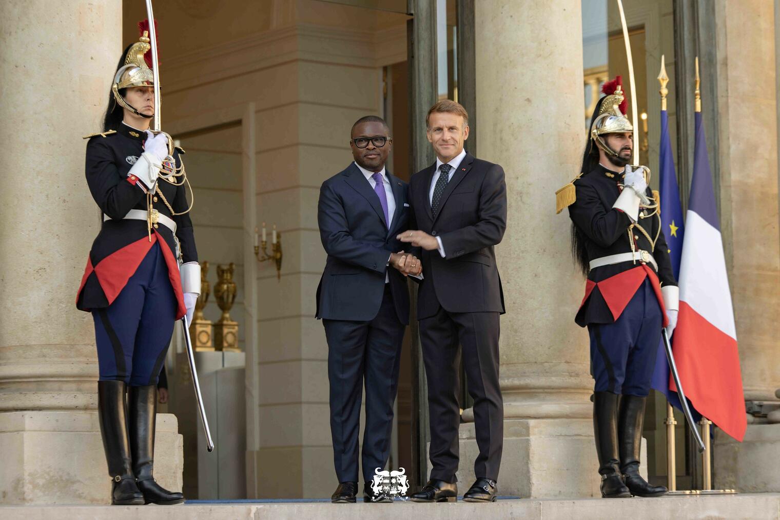 Le président Romuald Wadagni en visite en France salue Emmanuel Macron